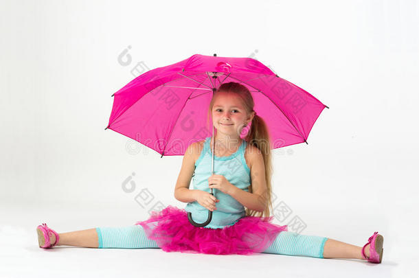 一个带着粉红色伞的女孩做<strong>劈叉</strong>