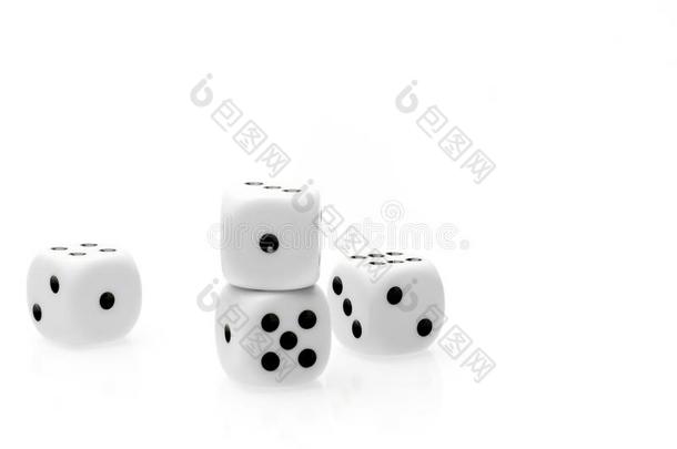 白桌子上有空白的纯白色骰子