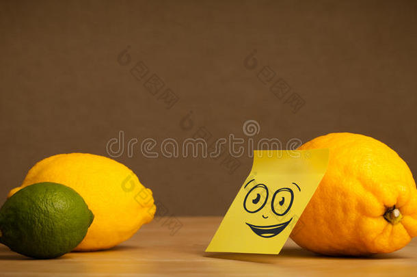 柠檬，带便利贴，观赏柑橘类水果
