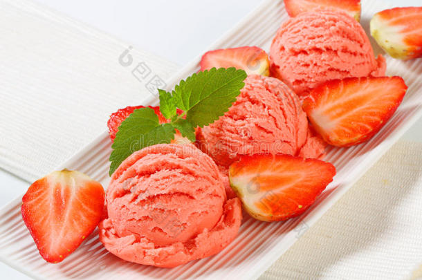 草莓雪糕配新鲜草莓
