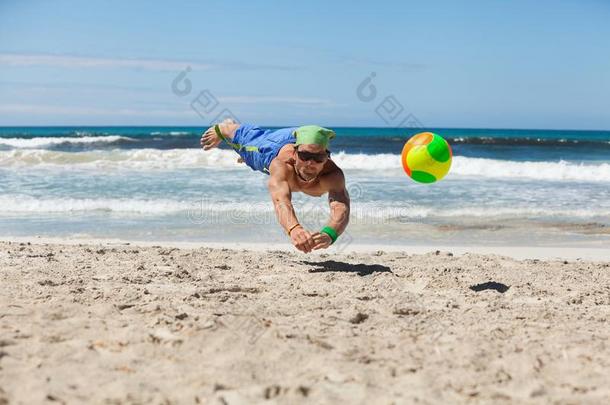 夏天打沙滩排球的帅哥