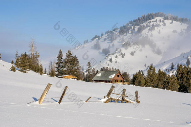 冰雪覆盖的冬季茅屋和小屋
