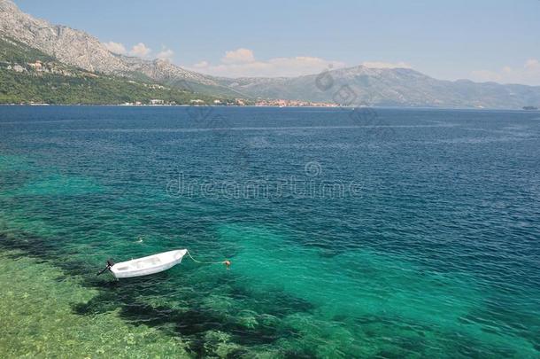 孤独的小船独自漂浮在克罗地亚科库拉的海滩上