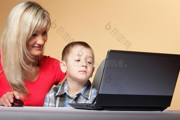 妈妈和儿子在看笔记本电脑