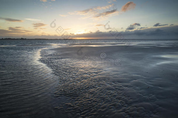 美丽的风景<strong>夏日</strong>夕阳映照在<strong>潮</strong>湿的海滩上