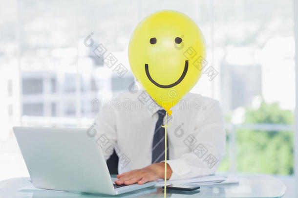 黄色气球，笑脸掩面商人脸