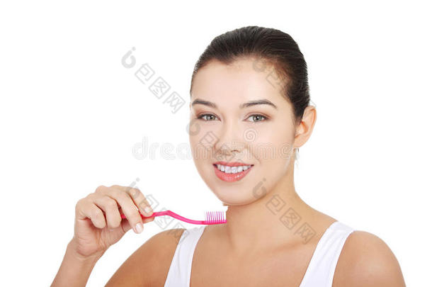 拿着牙刷的大牙女人