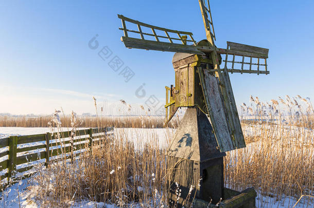 荷兰草地磨坊冬季景观