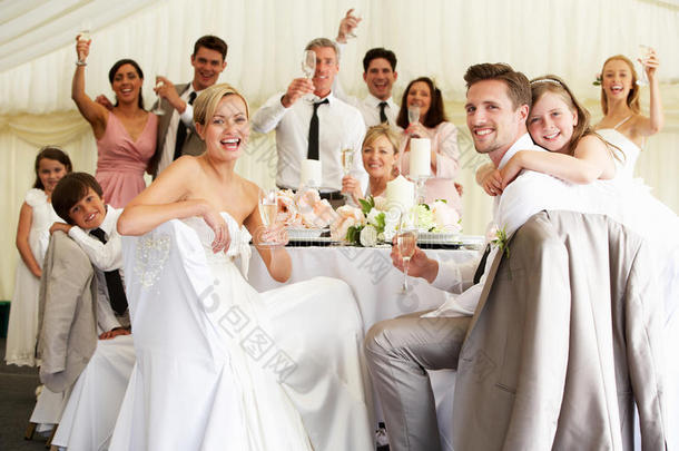 新娘和新郎在招待会上和客人一起庆祝