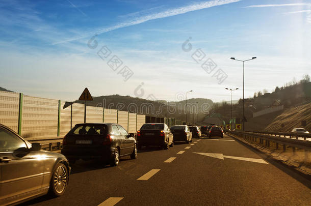 在乡村公路上<strong>快速行驶</strong>的汽车