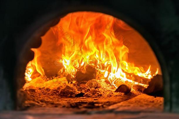 传统意大利比萨木烤箱，火细节