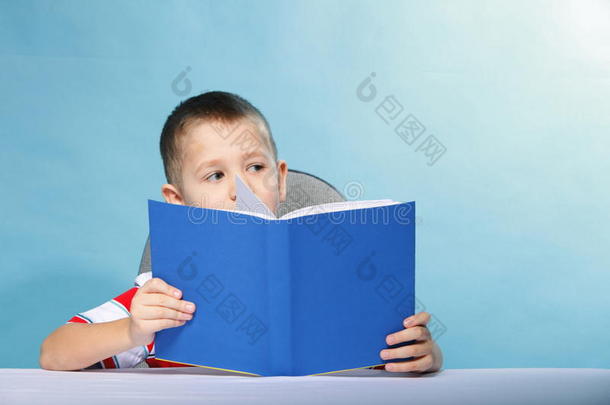 一个男孩在读一本关于蓝色的书