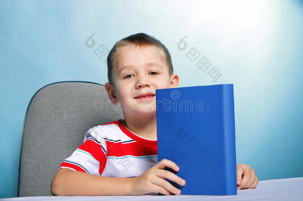 一个男孩在读一本关于蓝色的书