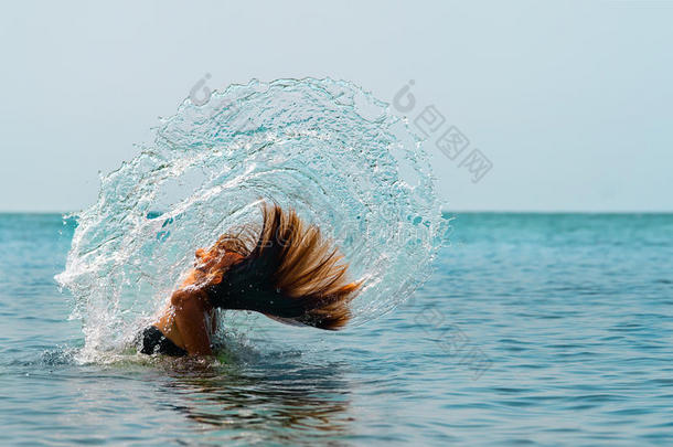 女孩在水里甩头发