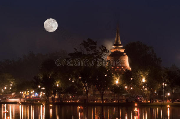 <strong>月圆</strong>之夜在泰国的一座寺庙里