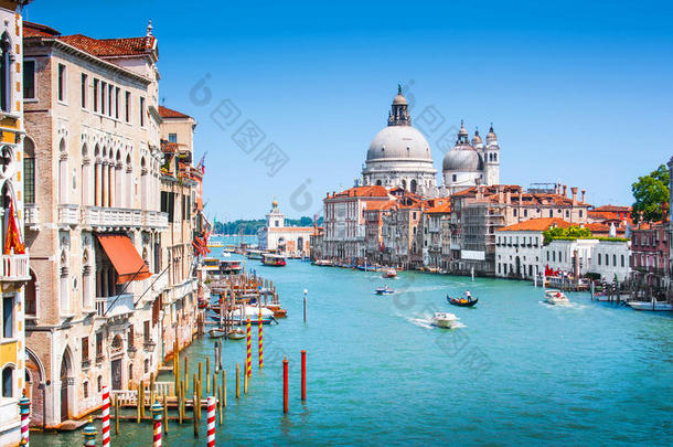 运河宏伟与罗西利卡迪圣玛丽亚德拉敬礼在威尼斯，意大利