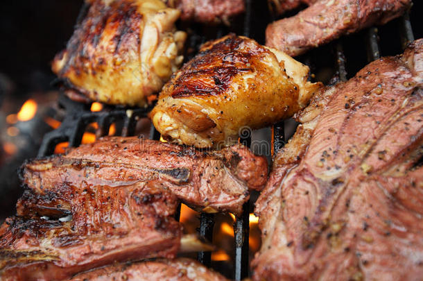 美食肉-派对上的鸡肉和牛肉夏季烧烤