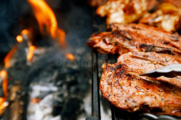 美食肉-派对上的鸡肉和牛肉夏季烧烤