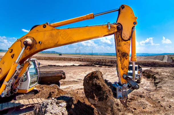 工业挖掘机推土机在沙坑中的挖掘