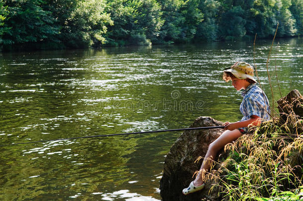 河边钓鱼的孩子