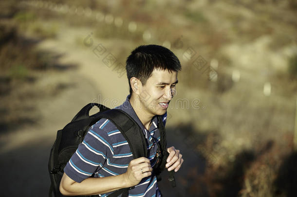 亚洲登山者上山