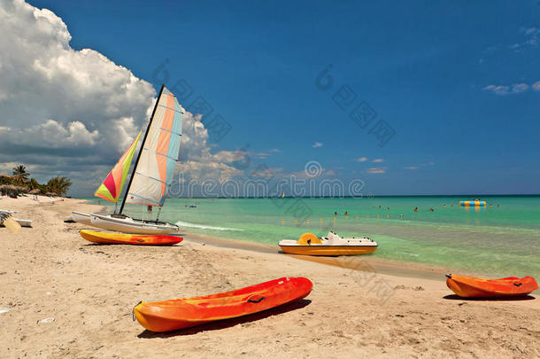 在美丽的海滩上划独木舟和双体船