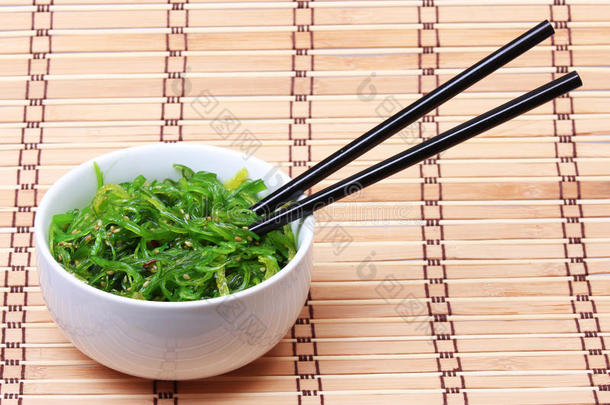 <strong>竹</strong>席上的陶瓷碗里有芝麻和筷子的海藻。丘<strong>卡沙拉</strong>。