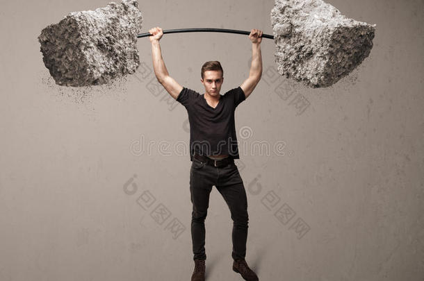 肌肉发达的男子举起大石头<strong>重物</strong>