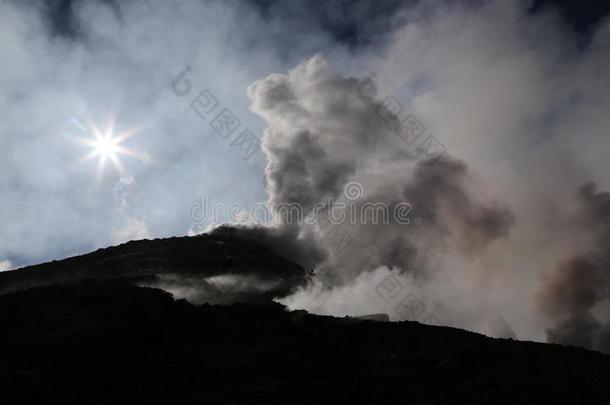 <strong>清晨阳光下</strong>西西里热气腾腾的埃特纳火山