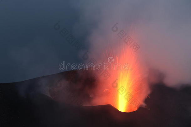 斯特隆博利火山<strong>喷发</strong>斯特隆博利火山<strong>喷发</strong>