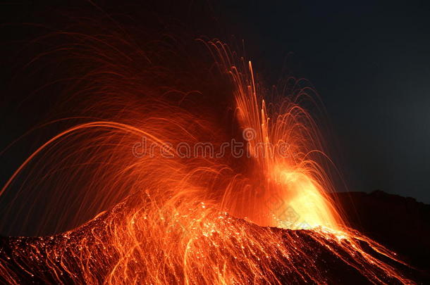 斯特隆博利火山<strong>喷发</strong>斯特隆博利火山<strong>喷发</strong>