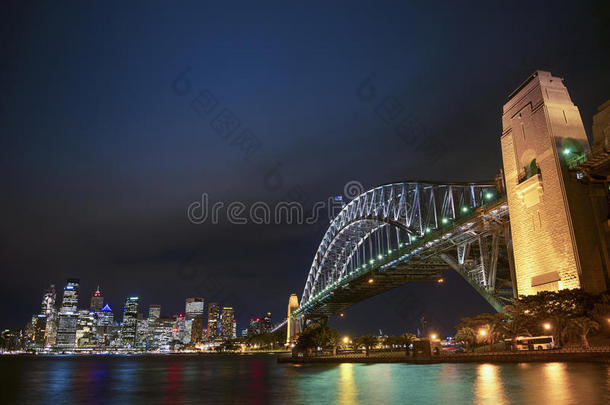 悉尼海港大桥与澳大利亚夜间天际线