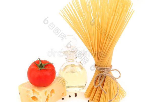意大利面、西红柿、奶酪、辣椒油的成分。
