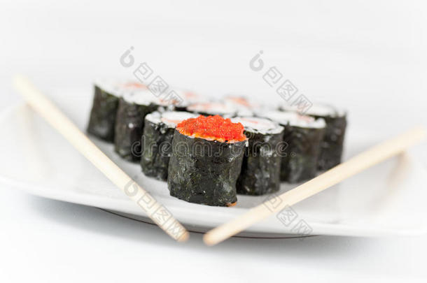 <strong>盘子</strong>里有寿司菜单和<strong>筷子</strong>，白底