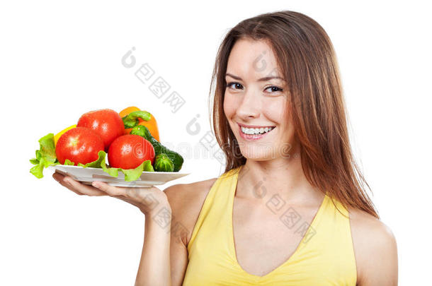 妇女端着一盘新鲜蔬菜