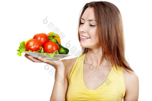 妇女端着<strong>一盘新鲜</strong>蔬菜