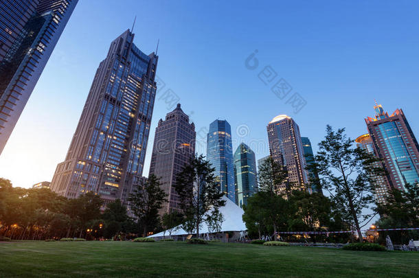 夜晚摩天大楼的城市