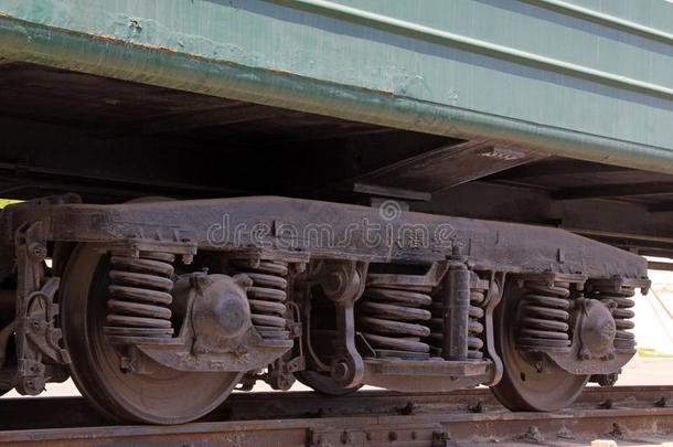 蒸汽机车车轮及其阻尼装置