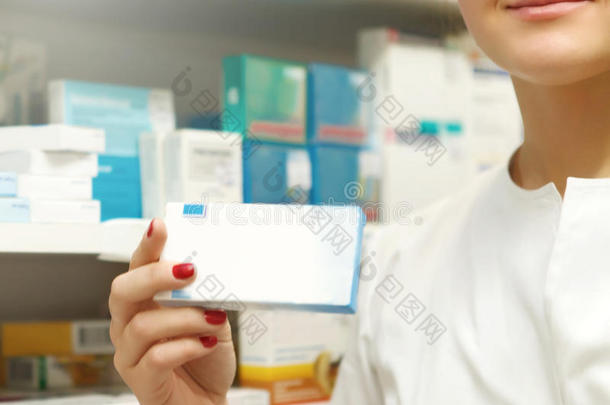 药剂师在药房柜台展示药箱