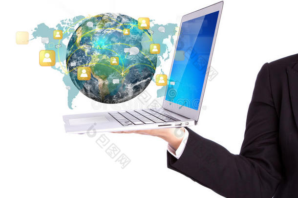 商务人士手持笔记本电脑与地球上的社交网络