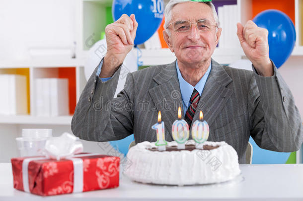 老人庆祝生日