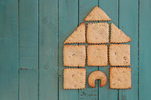 复制空间与饼干房子堆放在木板上