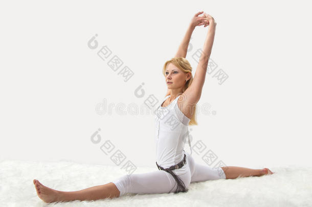 年轻漂亮的女孩在练瑜伽