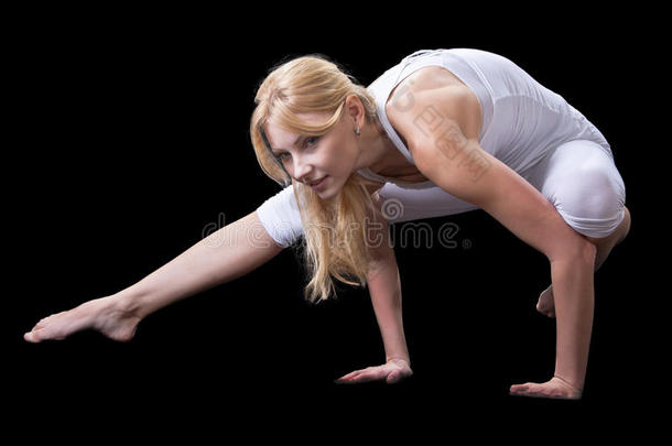 年轻漂亮的女孩在练瑜伽