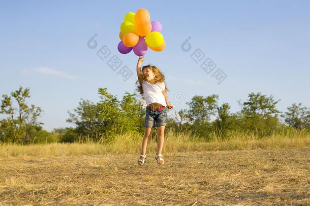 有趣的小女孩拿着气球，<strong>蹦蹦</strong>跳跳