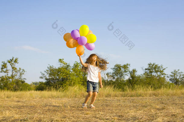 有趣的小女孩拿着气球，蹦蹦跳跳