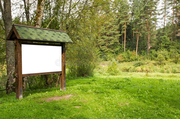 森林中的空白木制广告牌