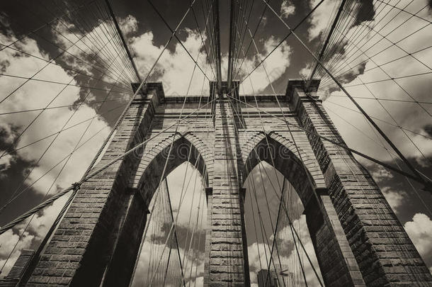 雄伟的布鲁克林<strong>大</strong>桥中心塔架在一个美丽的<strong>夏日</strong>。