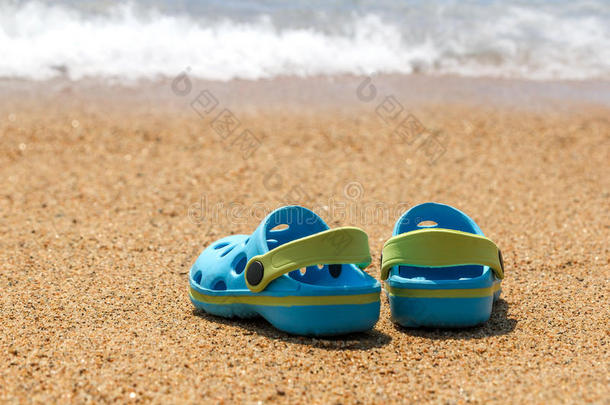 沙滩上的蓝色<strong>凉</strong>鞋<strong>拖鞋</strong>