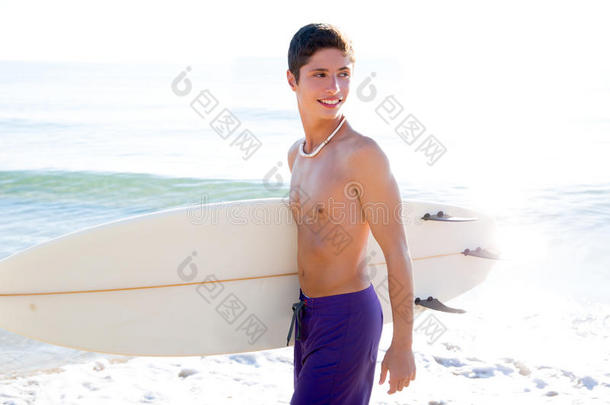 冲浪少年在海滩上玩冲浪板